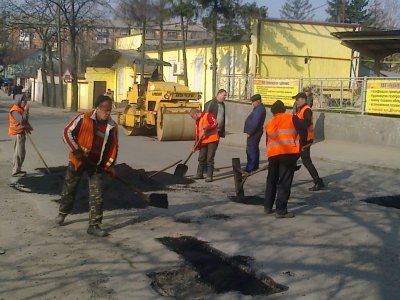 Вулиці у Чернівцях латають всього три бригади