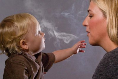 У Латвії можуть ввести кримінальну відповідальність за паління поряд з дітьми