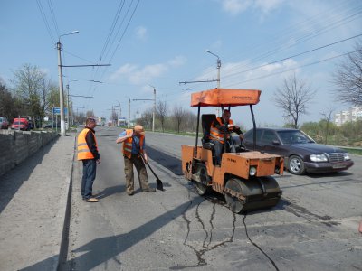 Чиновники хваляться ремонтом доріг, а водії нарікають