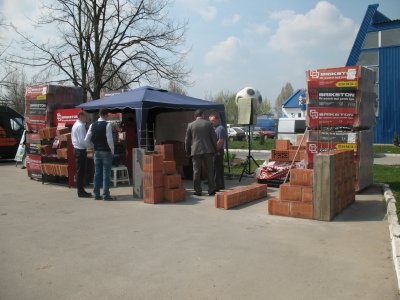 У Чернівцях показують картину, що гріє, і диво-каналізацію