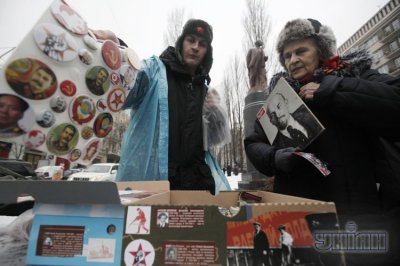 У Львові заборонили червоні прапори і свастику