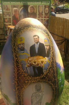 На Донбасі створили 80-кілограмову писанку з Януковичем