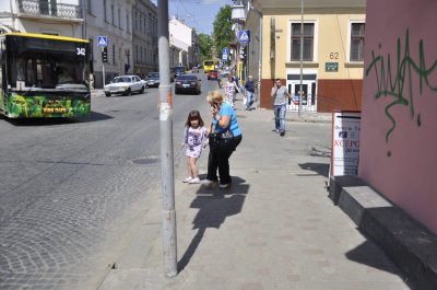 Біля резиденції у Чернівцях збили світлофор, а грошей на новий немає