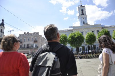 Туристи хочуть, щоб "Марічку" в Чернівцях виконували не під гул транспорту