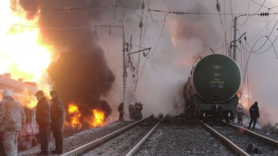 На станції під Ростовом зійшли з рейок понад 50 цистерн з нафтопродуктами. Спалахнула маштабна пожежа (відео)