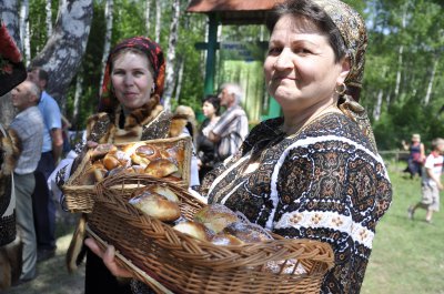 На фестивалі березового соку пригощали березовухою, мамалигою та салом