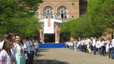 У Чернівцях вишиванки подарують новонародженим і утворять рекордний тризуб