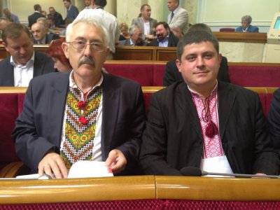 Буковинці Фищук і Бурбак прийшли до парламенту у вишиванках