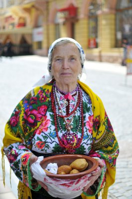 У Чернівцях на Кобилянській пригощали медовухою