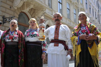 У Чернівцях на Кобилянській пригощали медовухою