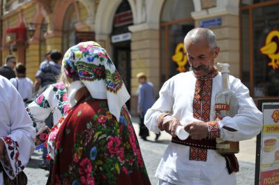 У Чернівцях на Кобилянській пригощали медовухою