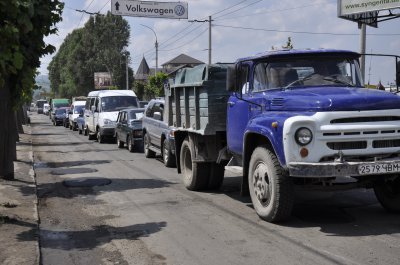 На Хотинській ускладнився рух - латають ями