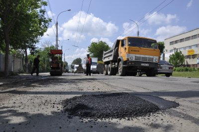 На Хотинській ускладнився рух - латають ями