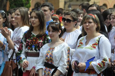 Головний корпус ЧНУ прикрасили великою вишиваною сорочкою