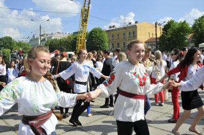 Рекорд України "Наймасовіший тризуб з людей у вишиванках" встановили у Чернівцях