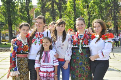 Рекорд України "Наймасовіший тризуб з людей у вишиванках" встановили у Чернівцях