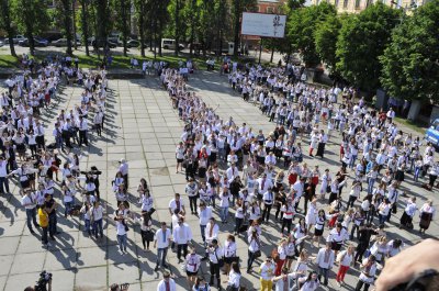 Рекорд України "Наймасовіший тризуб з людей у вишиванках" встановили у Чернівцях