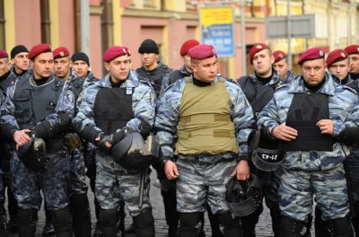 У МВС запевняють, що жодних додаткових військ до Києва не стягують