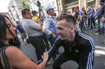 Вадим "Румун"-Тітушко стверджує, що захищав опозиціонерів, а журналістка впала сама (відео)