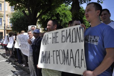 Підприємці Калинки знову мітингували під ратушею в Чернівцях