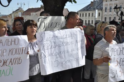 Підприємці Калинки знову мітингували під ратушею в Чернівцях