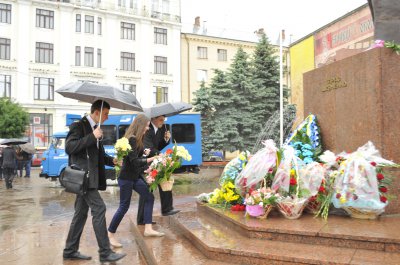До пам’ятника Шевченкові у Чернівцях принесли квіти