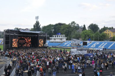 Концерт "Океану Ельзи" у Чернівцях потонув у прапорі України з кульок