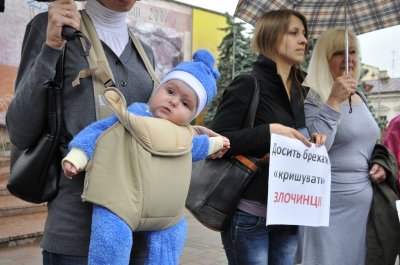 Чернівецькі журналісти на спинах одне одного писали листи Пшонці й Захарченку