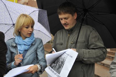 Чернівецькі журналісти на спинах одне одного писали листи Пшонці й Захарченку