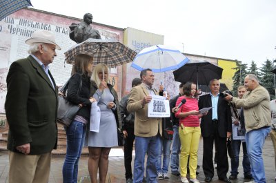 Чернівецькі журналісти на спинах одне одного писали листи Пшонці й Захарченку