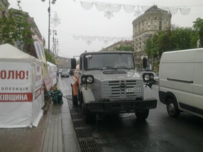 У Києві дерева поливають у дощ