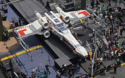 У Нью-Йорку зібрали 13-метрову модель винищувача з 5 335 200 деталей конструктора Lego