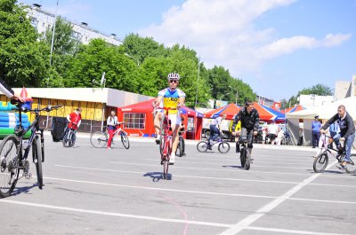 У Чернівцях сформували рекордний живий велосипед