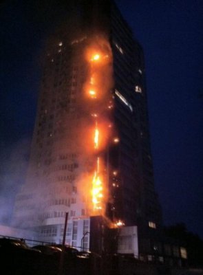 У Києві горить 25-поверховий житловий будинок