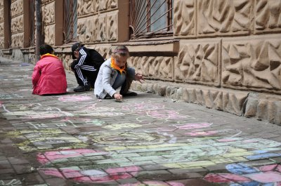 Діти малювали на асфальті в центрі Чернівців