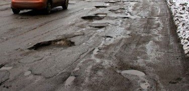Облавтодор вже полатав більше ям, ніж торік Облавтодор вже полатав більше ям, ніж торік