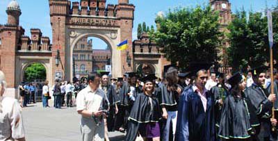 Почесною ходою Чернівцями пройде майже дві тисячі магістрів