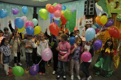 Дітлахам роздали повітряні кульки й показали виставу