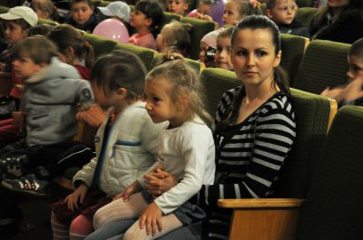 Дітлахам роздали повітряні кульки й показали виставу