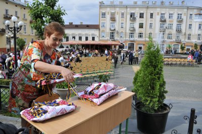 На площі Філармонії у Чернівцях випускникам шкіл вручили медалі