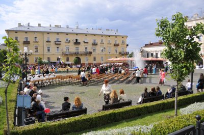 На площі Філармонії у Чернівцях випускникам шкіл вручили медалі