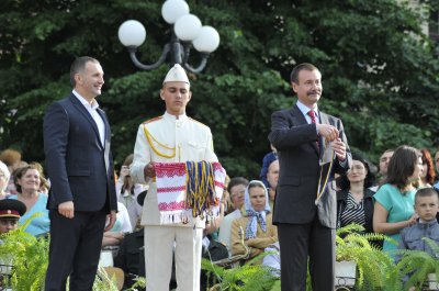 На площі Філармонії у Чернівцях випускникам шкіл вручили медалі