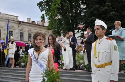 На площі Філармонії у Чернівцях випускникам шкіл вручили медалі