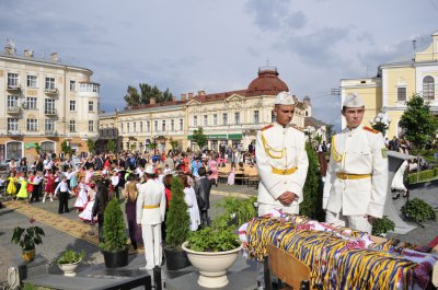 На площі Філармонії у Чернівцях випускникам шкіл вручили медалі