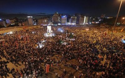Десятки тисяч людей знову збираються у центрі Стамбула