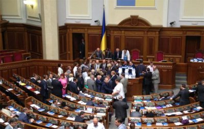 Нардепи від опозиції обіцяють блокувати трибуну до понеділка