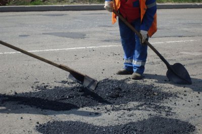 Ремонтувати дороги на Буковині взялися підприємці