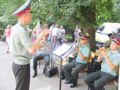 У парку Шевченка грав духовий оркестр