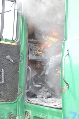 На Хотинській трасі на ходу загорілася вантажівка