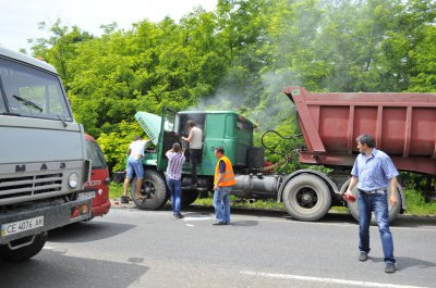 На Хотинській трасі на ходу загорілася вантажівка